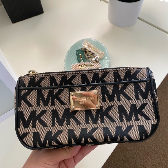 Michael Kors clutch - Picture 1 of 3
